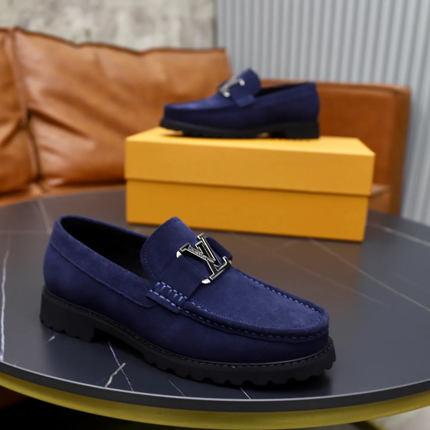 Ex-factory price: 600💰Louis Vuitton LV men's classic Oxford shoes, men's business formal boutique leather shoes, classic style, almond kernel exquisite toe, ultimate art, the whole shoe is made of imported cow leather (open edge beads), carefully selected, fine pores, excellent gloss, soft texture, strong toughness, durable and not easy to deform, apricot fetal cowhide leather lining, soft and comfortable, sweat-absorbent and breathable. Foam outsole, original box and dust bag packaging! Size: 38–44 (45/46 customized)